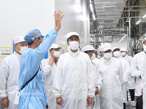 Kunjungi Pabrik Baterai di Karawang, Jokowi: Terbesar di Asia Tenggara