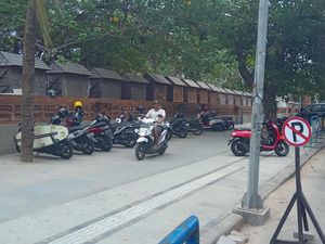 Warning! Motor yang Parkir di Trotoar Pantai Kuta Akan Digembosi Warning! Motor yang Parkir di Trotoar Pantai Kuta Akan Digembosi