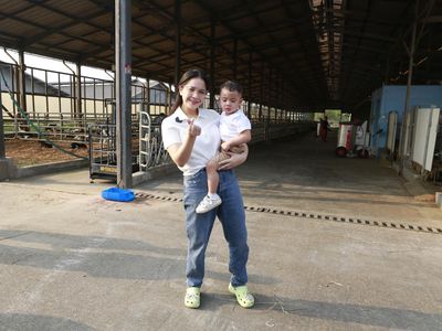 Gemas, 8 Potret Nagita Slavina Ajak Cipung Kasih Susu ke Sapi