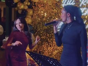 Gaya Hijab dan Belahan Rok hingga Paha Olla Ramlan yang Disorot