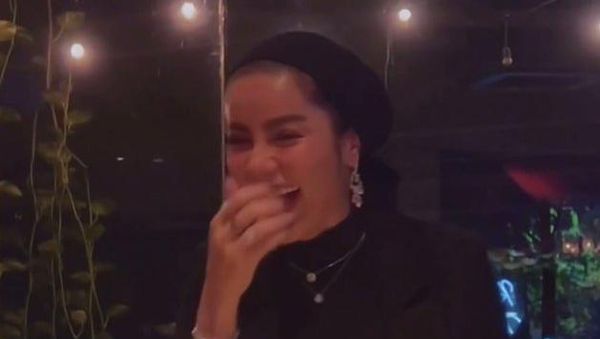 Potret Olla Ramlan dengan Rok Berbelahan Tinggi