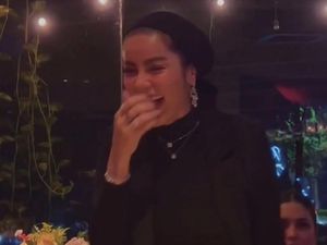 Potret Olla Ramlan dengan Rok Berbelahan Tinggi