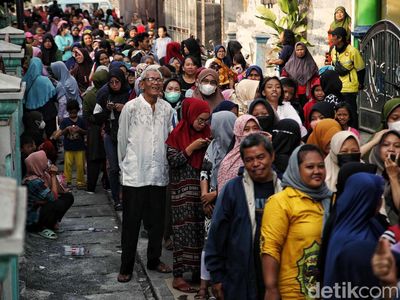 Antrean Sembako Subsidi Membludak di Jakarta Utara, Begini Situasinya