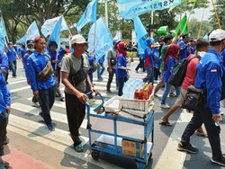 Ada Demo Tolak Omnibus Law, Pedagang Merapat Jemput Rezeki