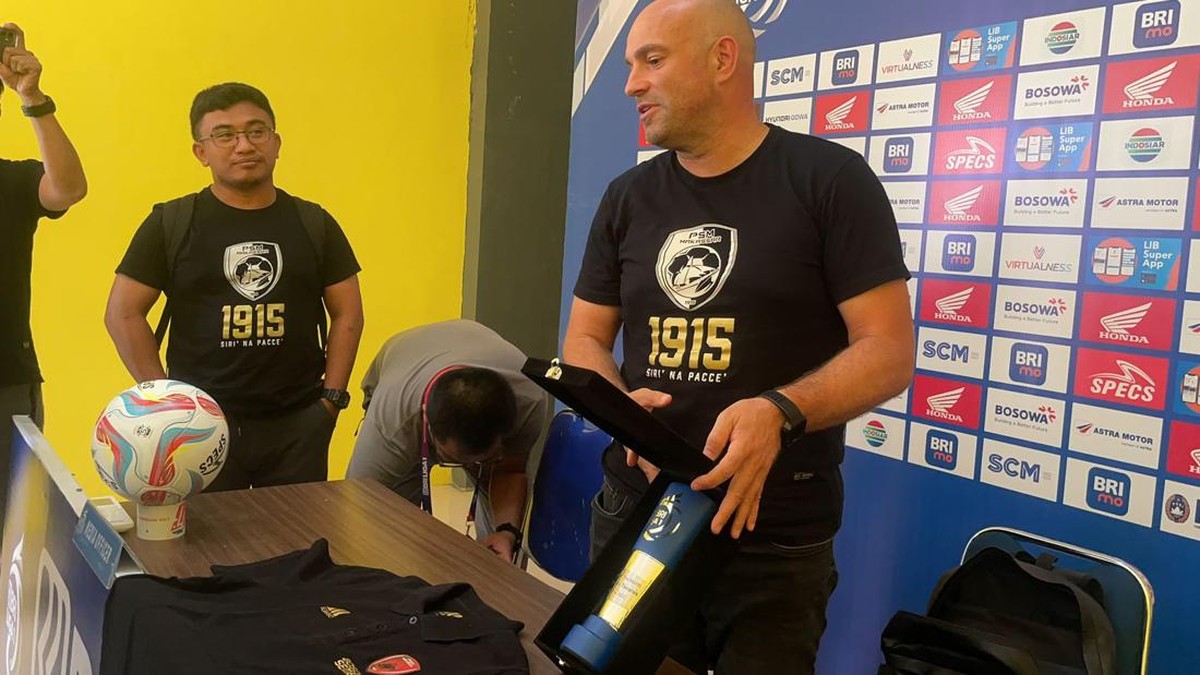Foto: Pelatih PSM Makassar Bernardo Tavares melelang trofi pelatih terbaik yang diraihnya di Liga 1 musim 2022/2023. (Muhclis Abduh/detikSulsel)