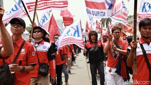 Aksi Massa Buruh Demo UU Ciptaker di Patung Kuda