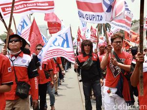 Aksi Massa Buruh Demo UU Ciptaker di Patung Kuda Aksi Massa Buruh Demo UU Ciptaker di Patung Kuda