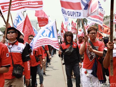 Aksi Massa Buruh Demo UU Ciptaker di Patung Kuda