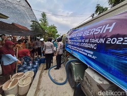 Warga Desa Kekeringan di Jombang Serbu Bantuan Air Bersih Polisi