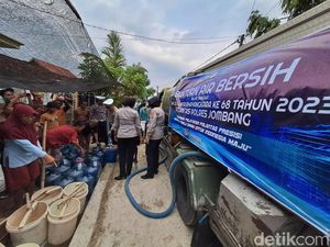 Warga Desa Kekeringan di Jombang Serbu Bantuan Air Bersih Polisi Warga Desa Kekeringan di Jombang Serbu Bantuan Air Bersih Polisi