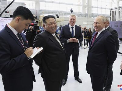 Potret Akrab Kim Jong Un dan Putin di Pusat Antariksa Rusia
