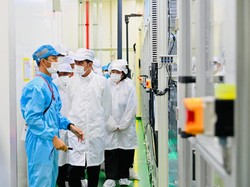 Jokowi Kunjungi Pabrik Baterai di Karawang: Pertama-Terbesar di Asia Tenggara