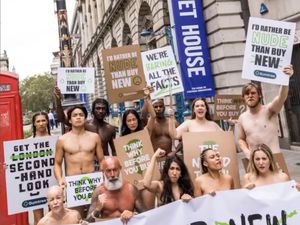 Protes London Fashion Week, Aktivis Aksi Turun ke Jalan Tanpa Busana