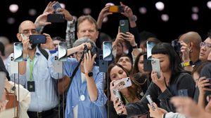 Rela Berdesakan Demi Jajal iPhone 15