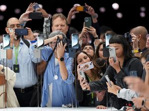 Rela Berdesakan Demi Jajal iPhone 15