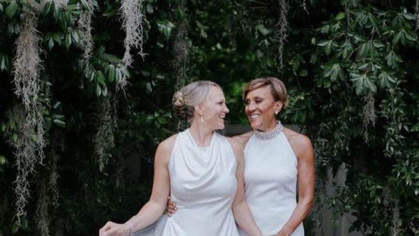 Foto: Pernikahan Kontroversial Presenter dengan Kekasih Wanitanya