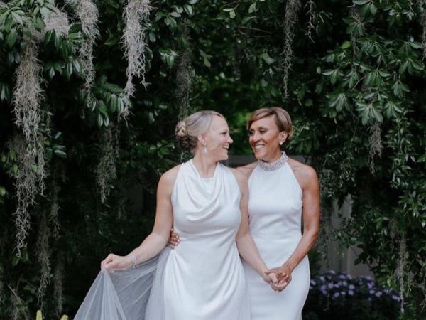 Foto: Pernikahan Kontroversial Presenter dengan Kekasih Wanitanya