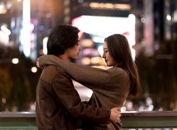 Perempuan dan laki-laki sedang berpelukan