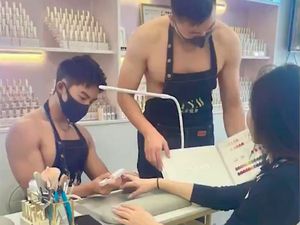 Viral Salon Kontroversial, Pekerjanya Para Pria Topless Hias Kuku Wanita Viral Salon Kontroversial, Pekerjanya Para Pria Topless Hias Kuku Wanita