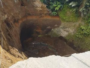 Penampakan Lubang Raksasa di Jalur Wisata Gianyar Penampakan Lubang Raksasa di Jalur Wisata Gianyar