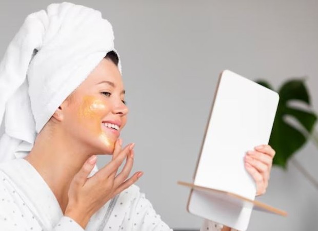 Perempuan sedang memakai masker susu dan madu