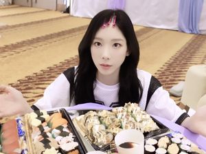 Taeyeon SNSD Cicip Sushi AEON Saat di Indonesia, Netizen Bilang Begini Taeyeon SNSD Cicip Sushi AEON Saat di Indonesia, Netizen Bilang Begini