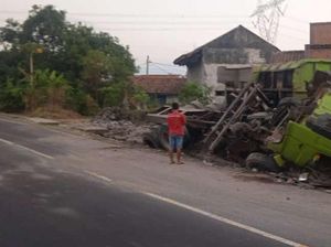 Truk Tabrak Pagar Rumah Warga Sumedang hingga Lepas Bak