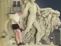 Turis Mabuk Patahkan Patung yang Baru Saja Direstorasi Rp 287 Juta