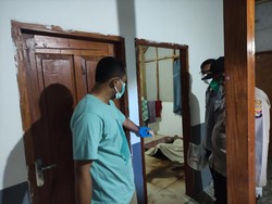 Wanita Ditemukan Tewas Membusuk di Kamar Rumah
