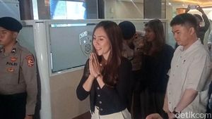 6 Jam Lebih Diperiksa soal Promosi Judi Online, Wulan Guritno Full Senyum