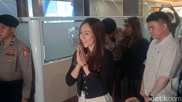 6 Jam Lebih Diperiksa soal Promosi Judi Online, Wulan Guritno Full Senyum