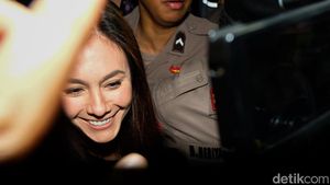 Wulan Guritno Tebar Senyum Penuhi Panggilan Bareskrim