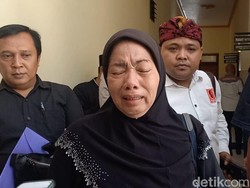 Ibu Korban Pembunuhan Menangis di Polres Sampang, Minta Pelaku Ditangkap