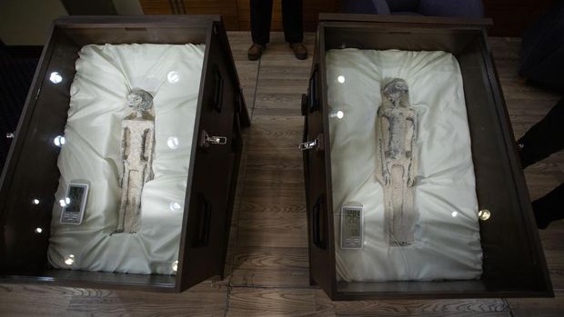 MEXICO CITY, MEXICO - SEPTEMBER 13: Two 'non-human' beings displayed to the media during a press conference of Mexican journalist and UFO expert, Jaime Maussan, at the Camino Real hotel, in Mexico City, Mexico on September 13, 2023. The press conference was holding the day after the country's first public congressional hearing on the topic with UFO experts. The bodies displayed in cases, have three fingers on each hand they were recovered in Peru in 2017, they have no relation to human beings, experts said. (Photo by Daniel Cardenas/Anadolu Agency via Getty Images)