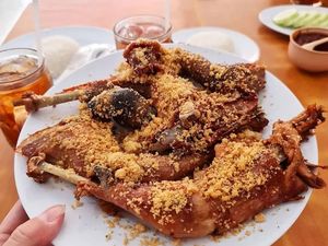 5 Tempat Makan Ayam Goreng Ndeso Legendaris yang Selalu Bikin Kangen