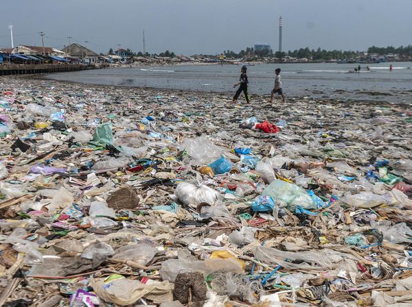 Aduh! Pantai Labuan Kembali Dipenuhi Sampah