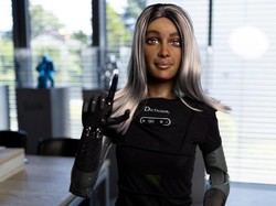 Judul: Mengenal Mika, CEO AI Pertama di Dunia