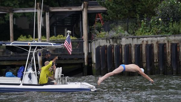 Aksi Pria 53 Tahun Berenang 500 Km Susuri Sungai Hudson New York