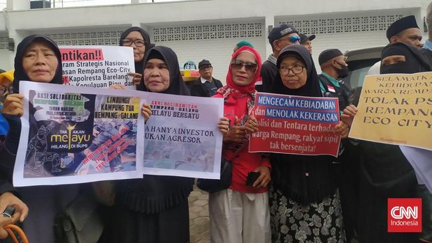 Massa Aliansi Melayu Sumatera Utara (Sumut) melakukan aksi di Makam Pahlawan Medan Jalan Sisingamangaraja, Kota Medan. Mereka mendesak pemerintah agar menghentikan proyek strategis nasional Rempang Eco City di Pulau Rempang dan Galang, Kepulauan Riau. CNN Indonesia/Farida Noris