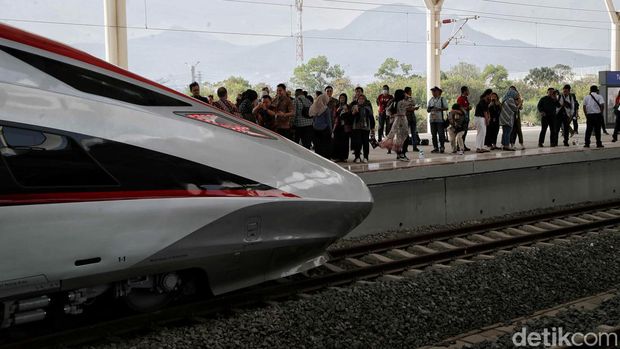 Antusias Warga Jajal Kereta Cepat Jakarta-Bandung