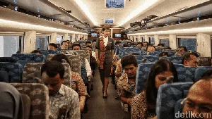 Antusias Warga Jajal Kereta Cepat Jakarta-Bandung
