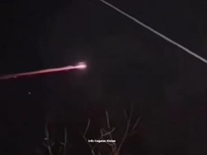 Viral Benda Bercahaya Melesat di Langit Hebohkan Warga Klaten Viral Benda Bercahaya Melesat di Langit Hebohkan Warga Klaten