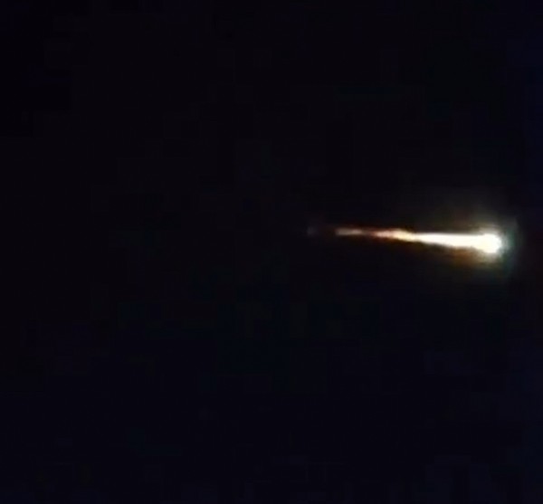 Benda diduga meteor di langit Cimahi.