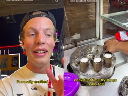 Cicip Kue Putu Pertama Kali, Bule Swedia Ini Kepincut Legitnya