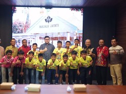 Bupati Kediri Beri Sepatu Bola ke 12 Siswa SSB yang Berlaga di Vietnam