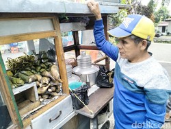 Semangat Tak Kenal Lelah Pak Encu, Puluhan Tahun Dorong Gerobak Bajigur