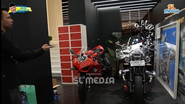 Garasi Rumah Raffi Ahmad