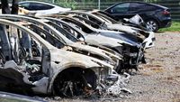 Geger Belasan Mobil Tesla Dibakar Kelompok Anonim