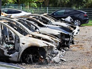 Geger Belasan Mobil Tesla Dibakar Kelompok Anonim