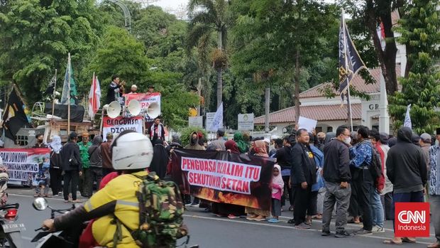Massa yang menamakan dirinya Solo Peduli Melayu menuntut Pemerintah membatalkan Proyek Strategis Nasional (PSN) Eco City di Rempang, Batam, Kepulauan Riau. Mereka menggelar aksi demonstrasi di Bundaran Gladag, Solo, Jumat (15/9) siang